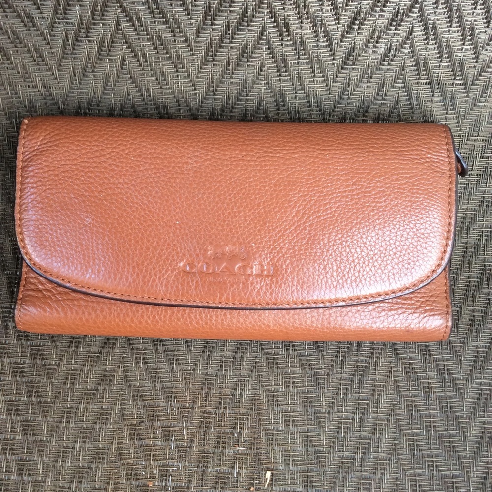 ❌SOLD❌ Coach Tan Leather Checkbook Wallet - Picture 3 of 8
